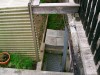 Vorher- Nacher-Umgestalltung einer Terrassenanlage inkl. integr. Sitzflächen und Lichtschachtabdeckung aus Holz
